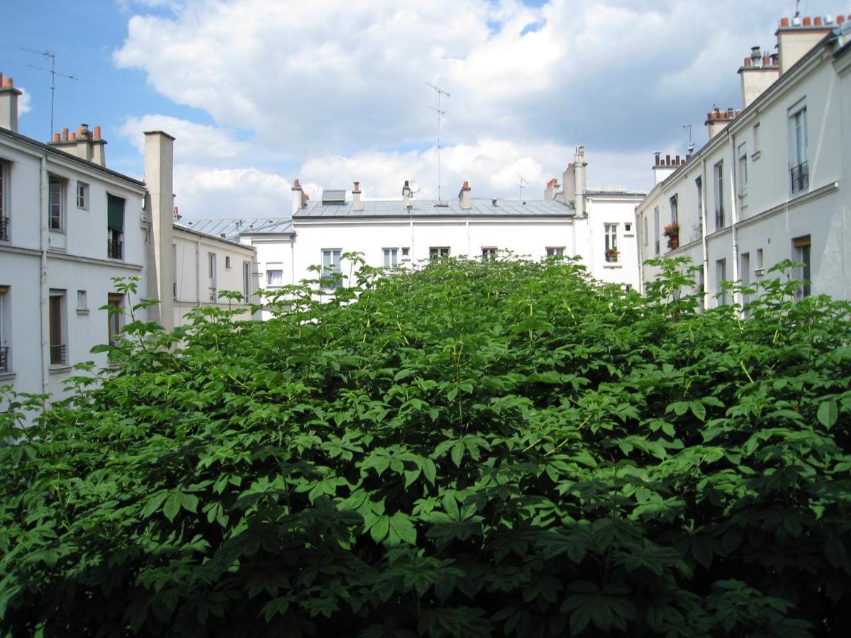 Quiet Hill Of Montmartre Parigi